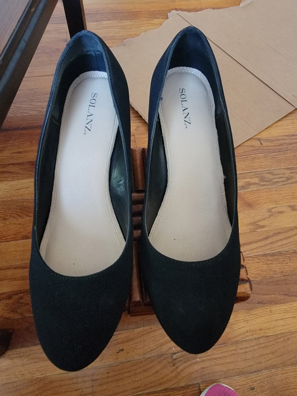 Solanz Black Classic Round-Toe Women's Flats